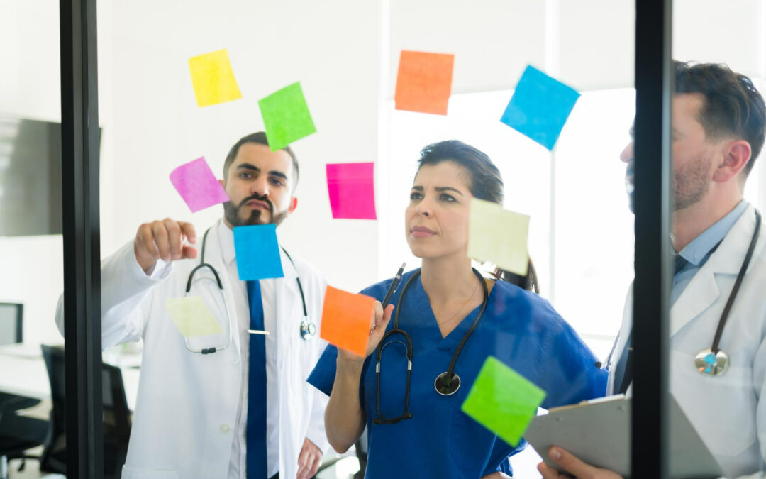 équipe médicale réunie autour d'un tableau